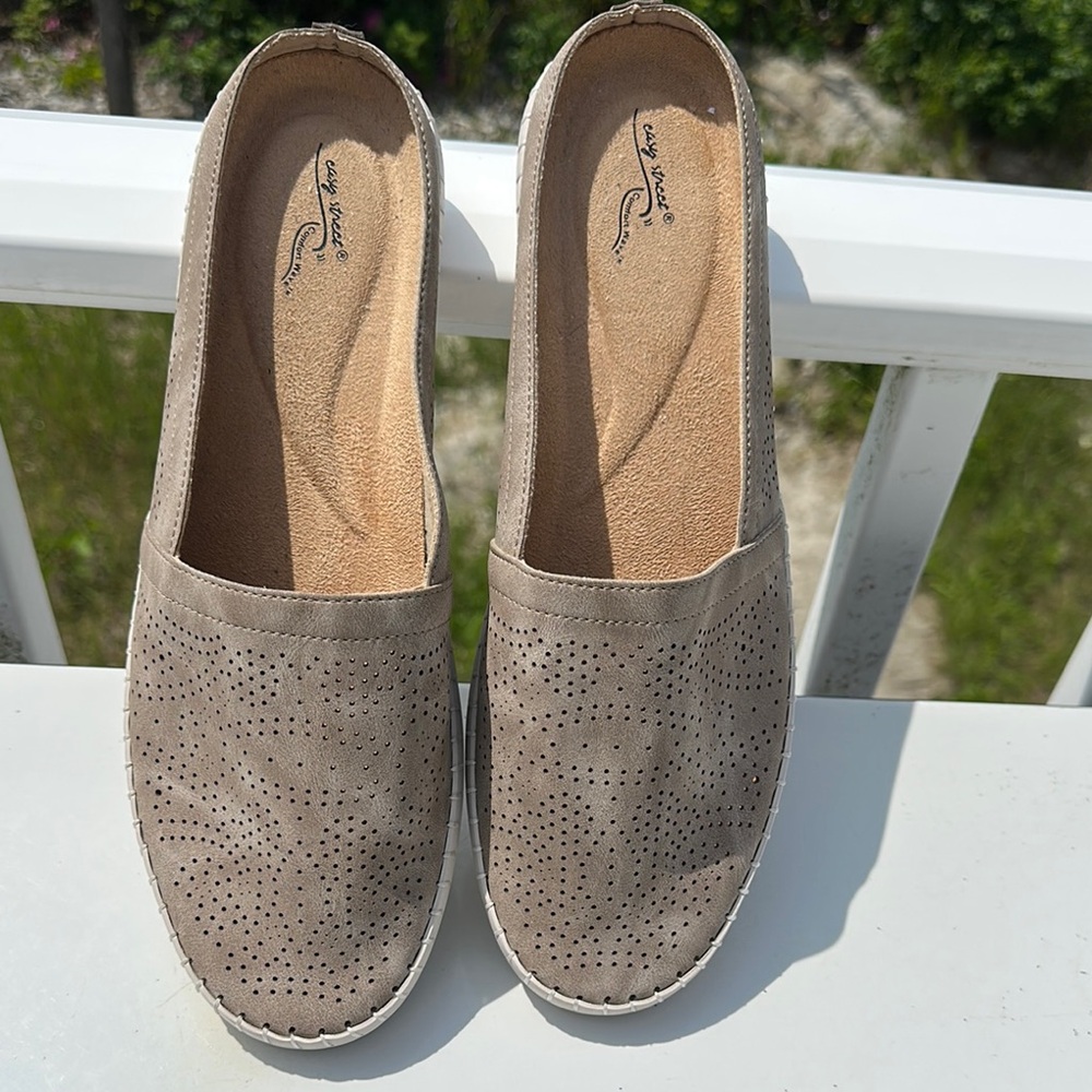 Easy Street size 12 slip on tan perforated mules Comfort Wave man made uppers